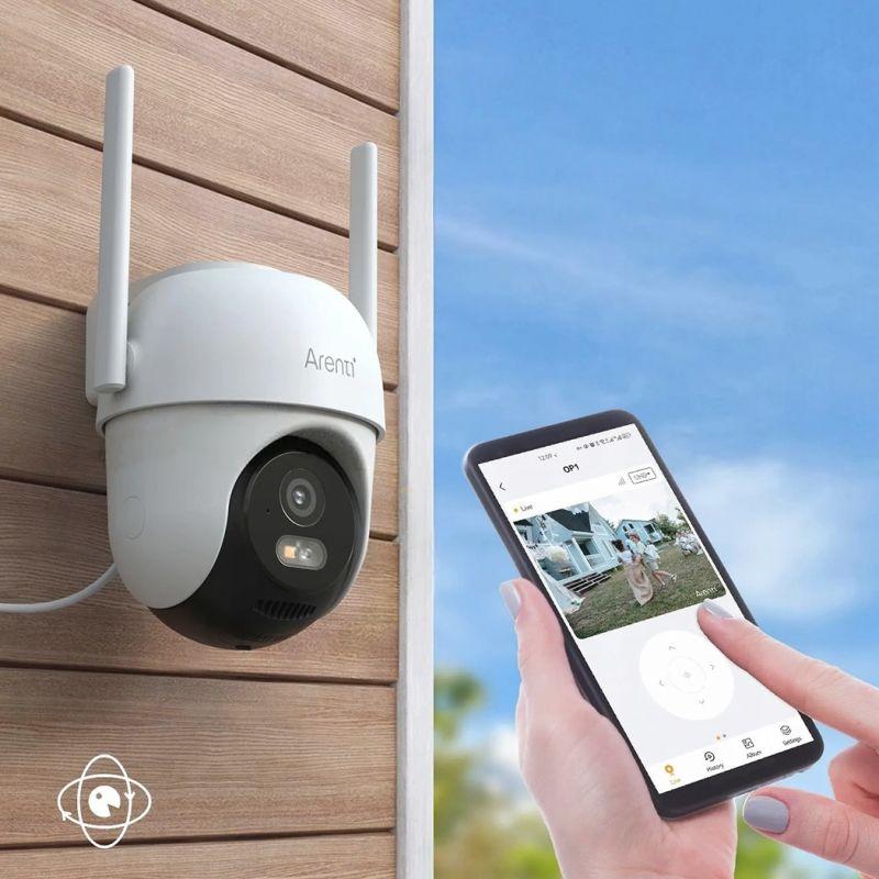Hvidt Arenti E3 udendørs Wi-Fi-kamera med to antenner og pan/tilt monteret på en facade